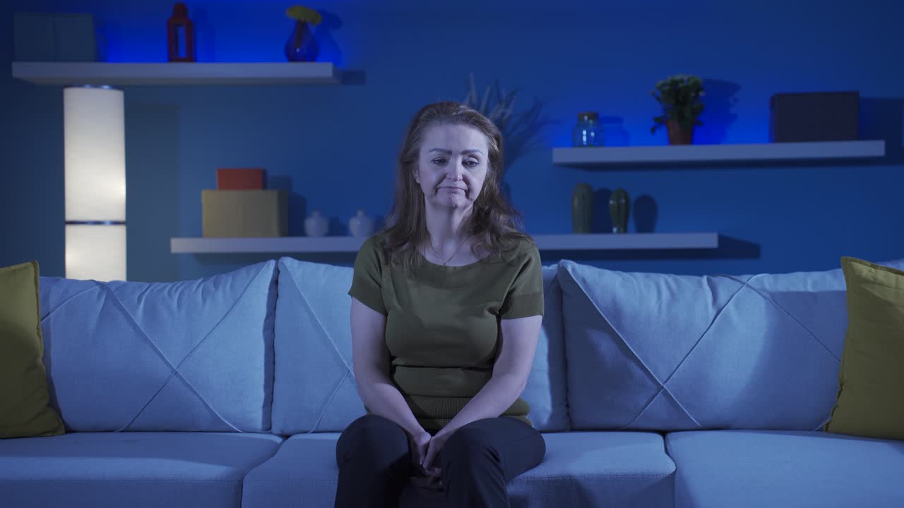 la mujer que habla sola y se ríe.