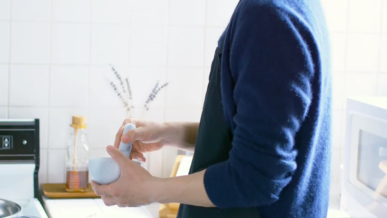 몰터와 피스텔에서 재료를 혼합하는 사람 4k