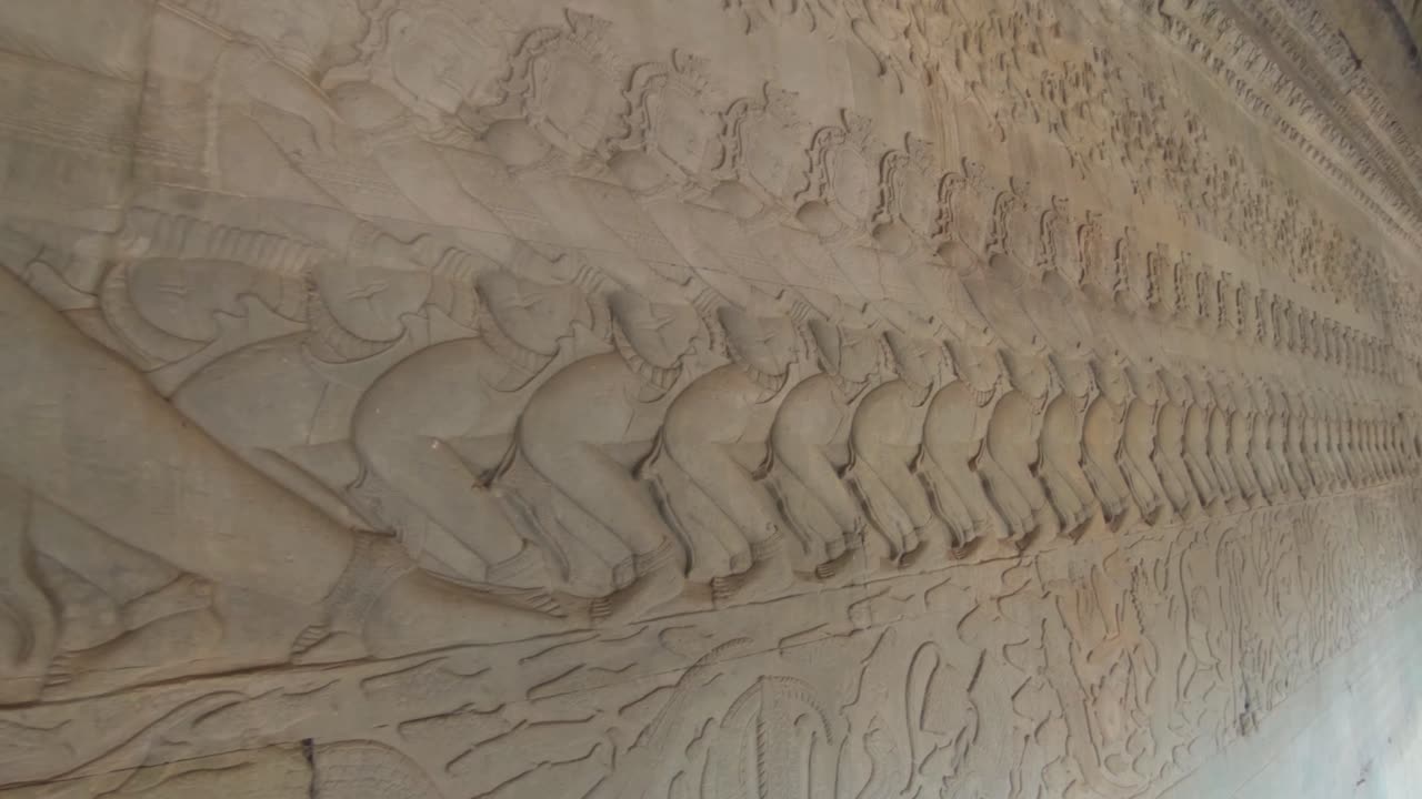 camine lentamente a lo largo de las paredes interiores detalladas de un templo en angkor wat, camboya