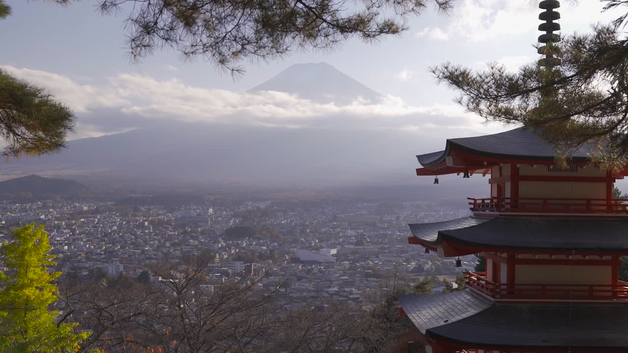 Langsom zoom ind mod smukke Fuji-bjerget på en klar dag ved siden af den berømte Chureito Pagode