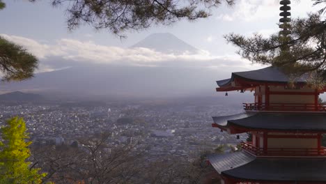 Zoom-Lento-Hacia-El-Hermoso-Monte-Fuji-En-Un-Día-Despejado-Junto-A-La-Famosa-Pagoda-Chureito