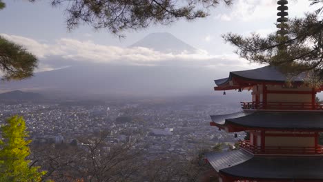 zoom lento hacia el hermoso monte fuji en un día despejado junto a la famosa pagoda chureito