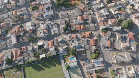 vuelo aéreo lento de un campo de fútbol y vecindarios en brasilia, brasil