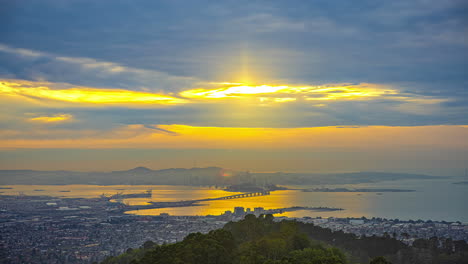 Hermosa-Vista-Panorámica-De-San-Francisco,-Atardecer-Dorado-En-Los-Estados-Unidos-De-América