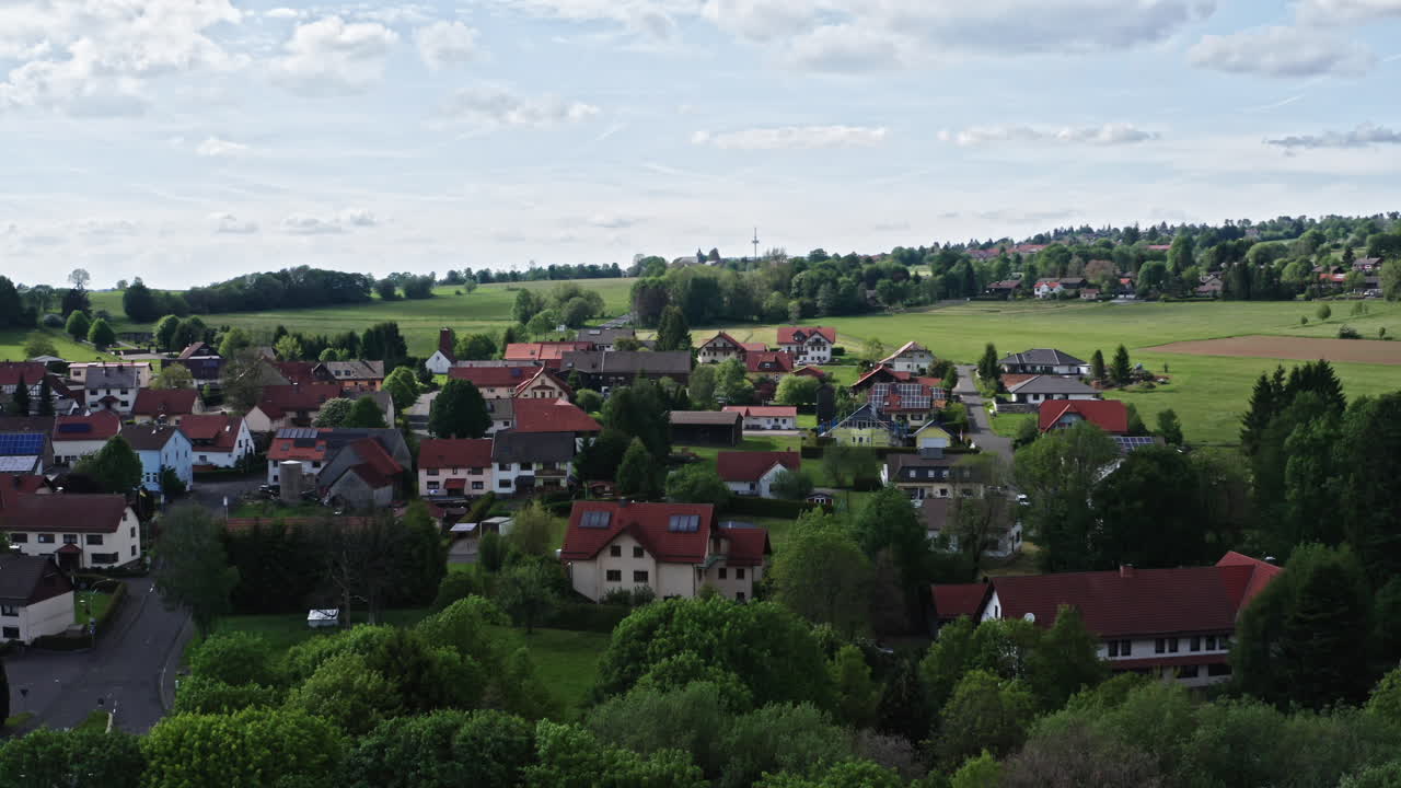 Droneflyvning over et vindkraftverk i Tyskland