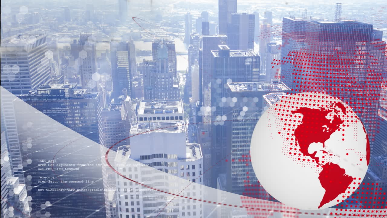 회전하는 지구와 도시 풍경 위의 데이터 처리가 추상적인 구름에서 구름에 대항합니다.