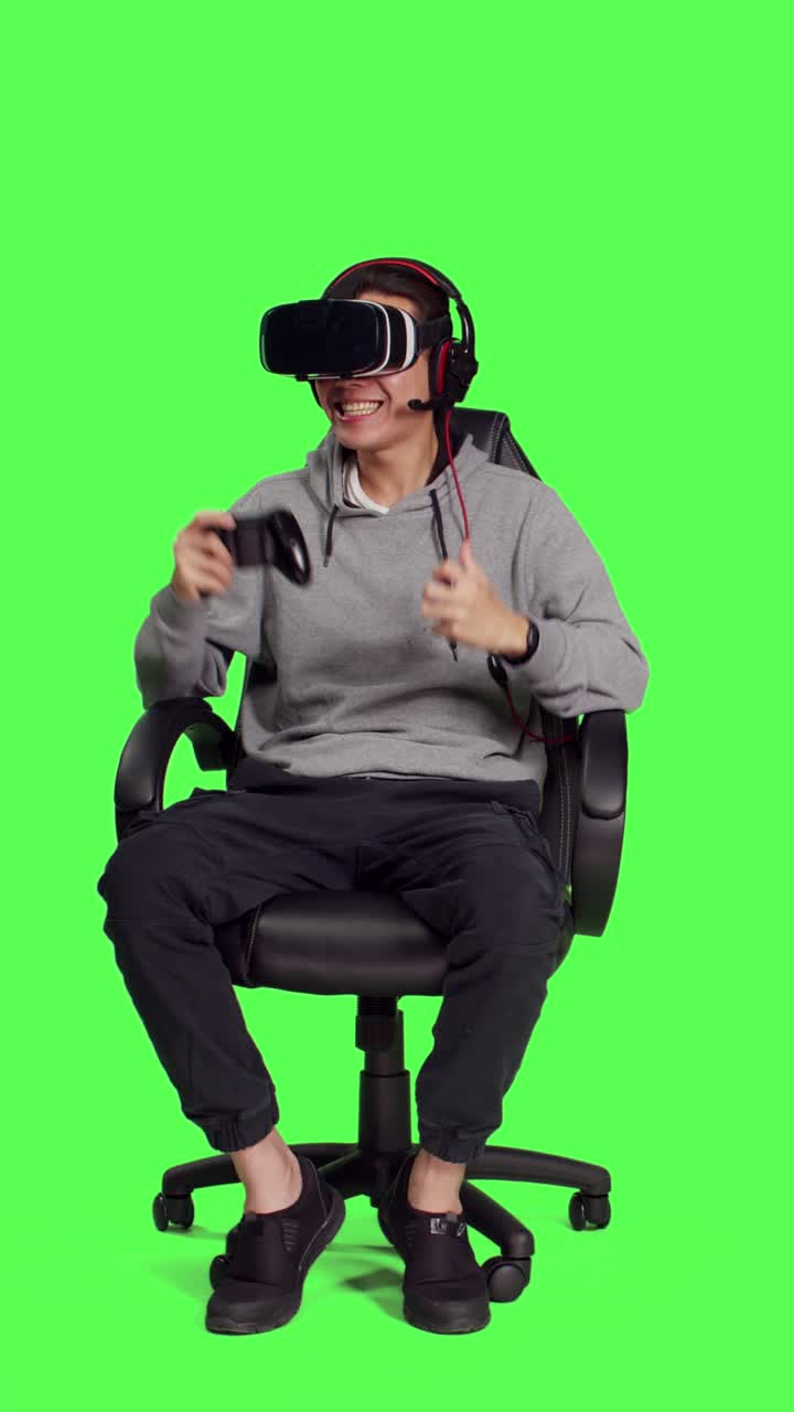 Uomo asiatico visto frontalmente indossa un visore per la realtà virtuale