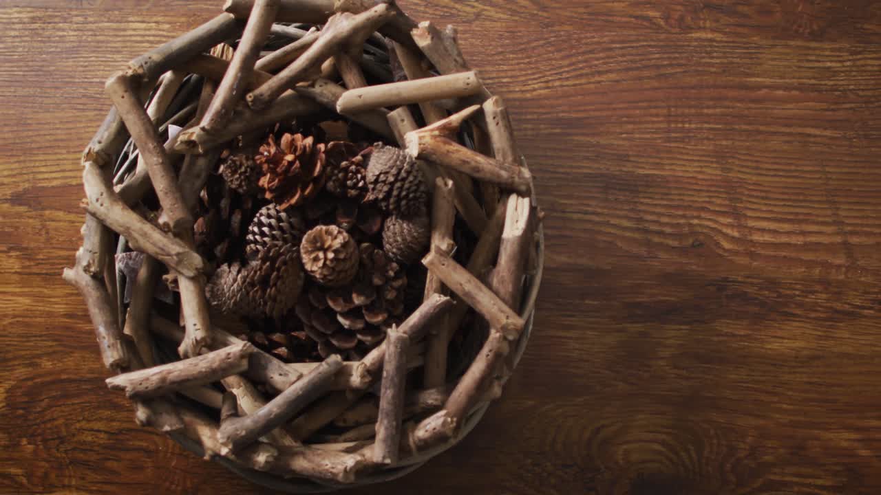 video de decoraciones de navidad con conos de pino sobre fondo de madera