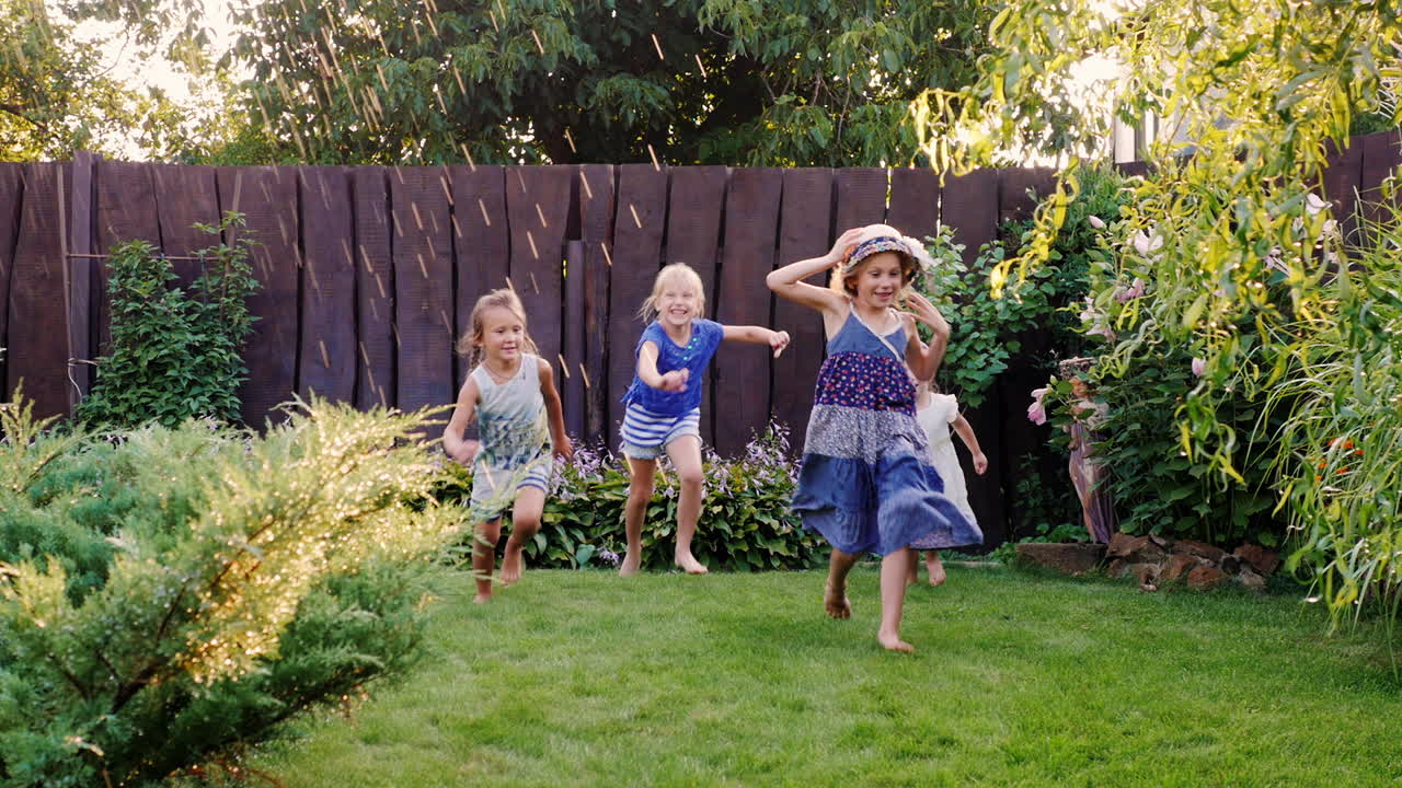 아이들은 시냇물 아래 정원에서 논다