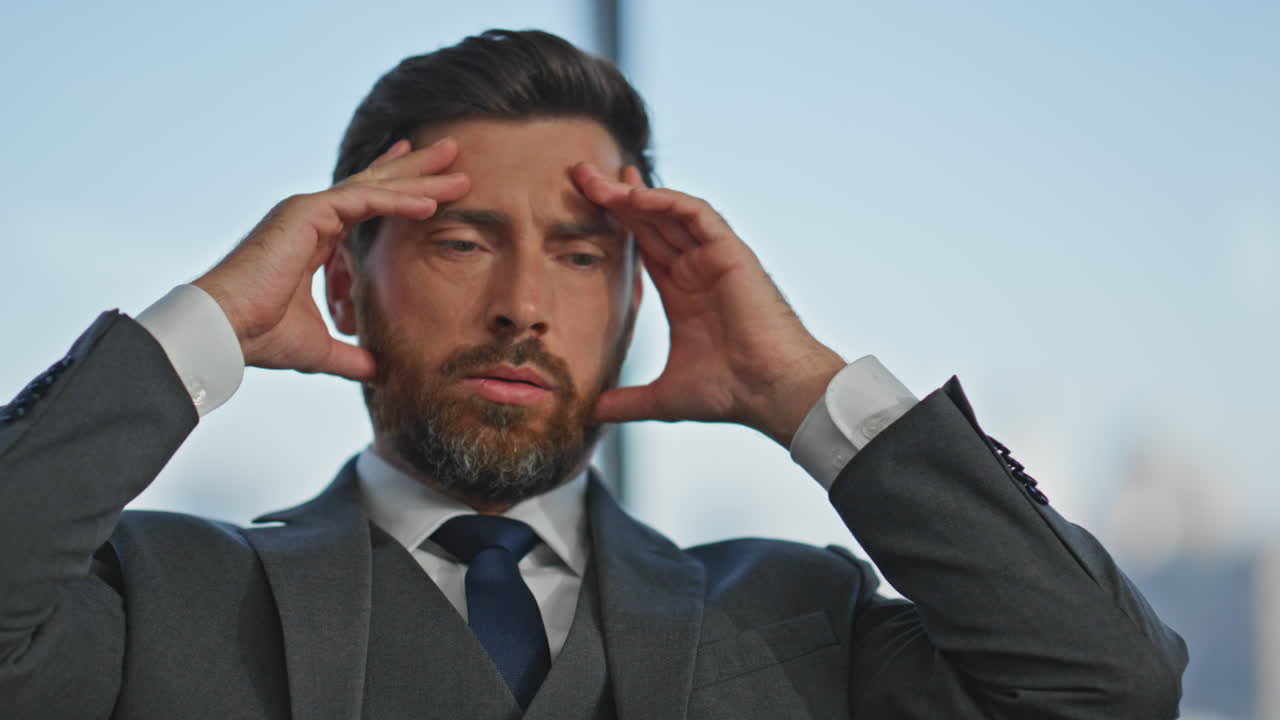 ejecutivo preocupado masajeando la cabeza trabajando demasiado de cerca. hombre estresado tomando un descanso