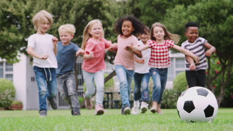 公園で友人とサッカーをしている子供たちのグループ