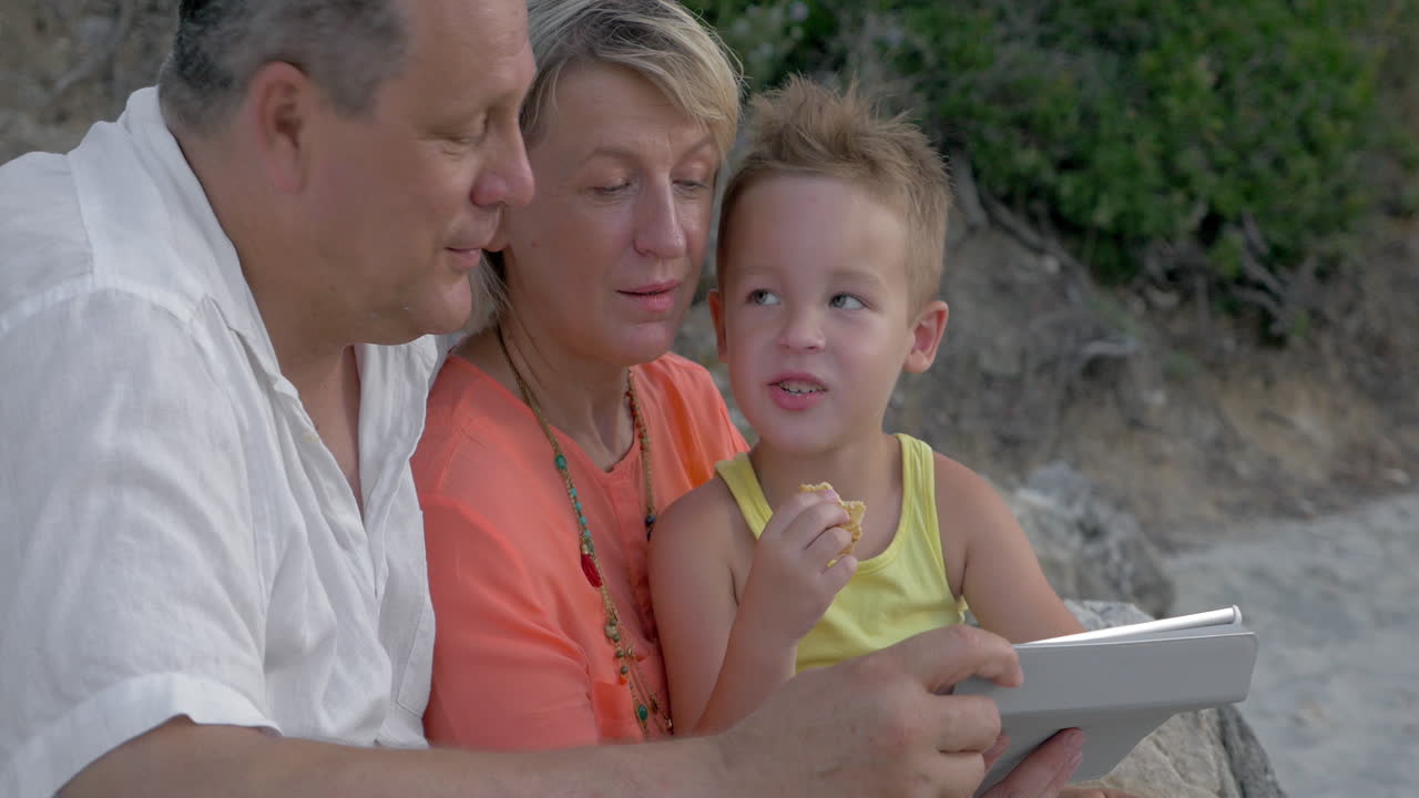 아이가 할아버지와 할머니와 함께 보내는 시간