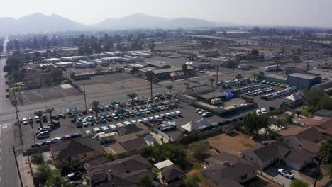 Toma-Aérea-Panorámica-De-Una-Comunidad-Industrial-En-Un-Día-Brumoso-En-El-Interior-Del-Imperio-Con-La-Autopista-10-En-El-Fondo