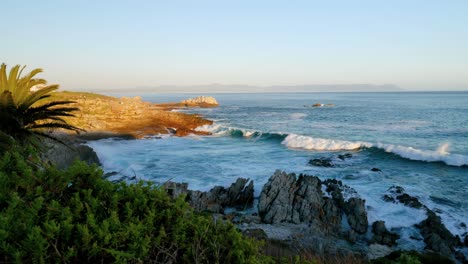 panorâmica lenta à direita da bela baía em hermanus, áfrica do sul