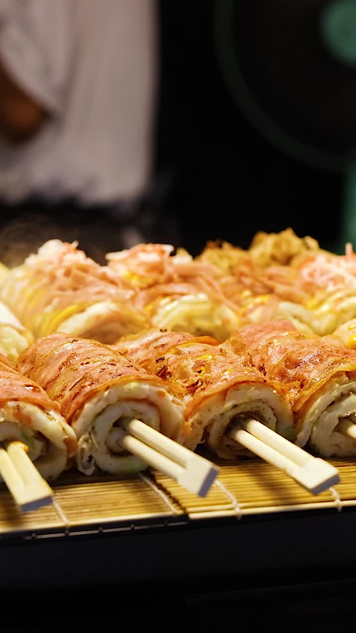Tusuk sate yang dipanggang di pasar malam yang ramai
