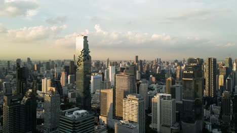 Impresionante-Horizonte-De-Bangkok-Durante-La-Hora-Dorada