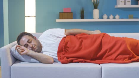 el hombre no puede dormir en la cama pensativo, tiene problemas para dormir.