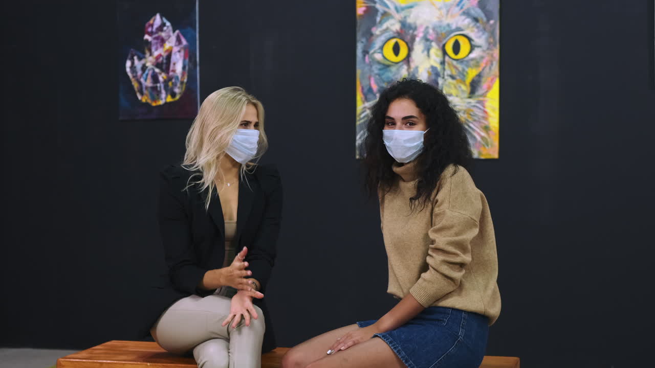 미술관 에서 미술품 을 보는 여자 들