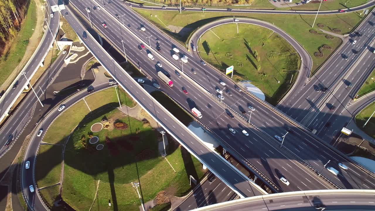 모스크바의 고속도로 교차로 교통 경로의 공중 뷰.