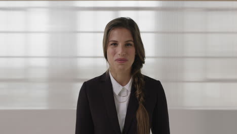 Atractivo-Retrato-De-Mujer-De-Negocios-De-Una-Joven-Pasante-Caucásica-Riendo-Alegre-Mirando-La-Cámara-Con-Un-Elegante-Traje-Formal