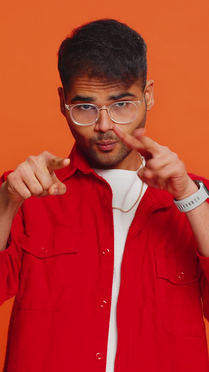 hombre apuntando a sus ojos y la cámara muestra que te estoy viendo espiar gestos mirando a alguien