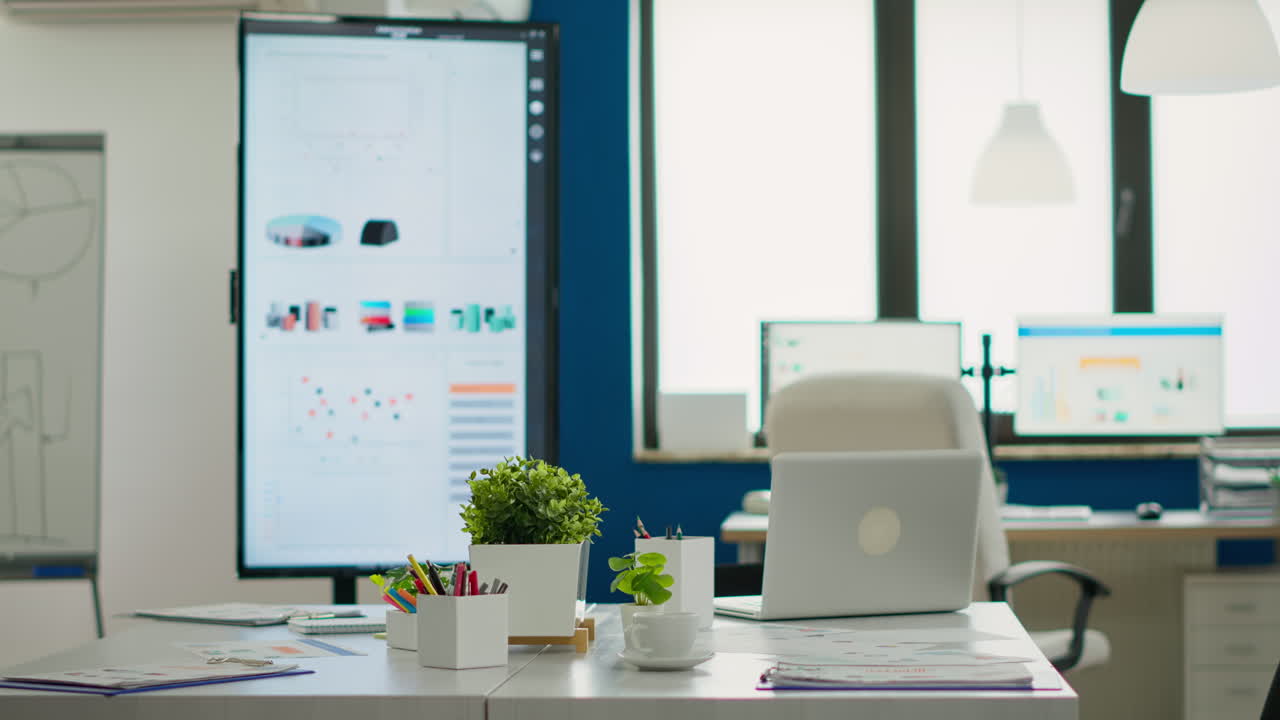 Interno vuoto di una startup senza persone