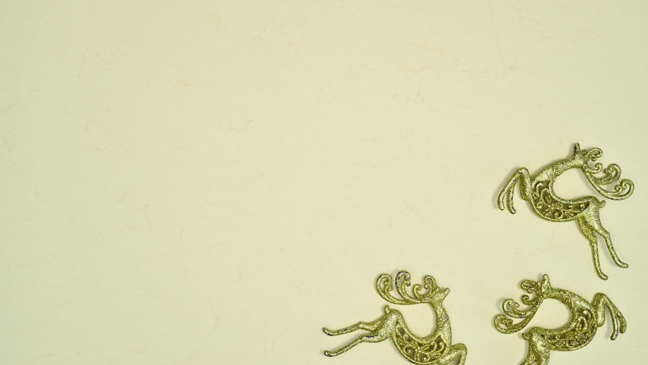 크리스마스 글리터 사은 베이지색 배경의 오른쪽 모이에서 움직입니다.