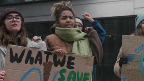 Multikulturelle-Gruppe-Junger-Aktivistinnen-Mit-Bannern,-Die-Gegen-Den-Klimawandel-Protestieren