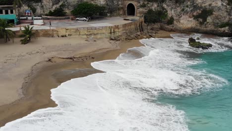 imágenes aéreas que van hacia atrás sobre una playa