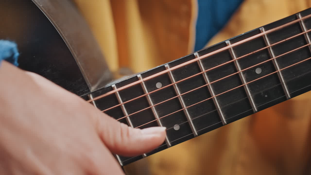 Esecuzione vibrante e veloce. Jam session musicale spontanea piena di movimento energico e ritmo vivace. Riff di chitarra vibranti abbinati a ritmi veloci e improvvisazione energica e spontanea.