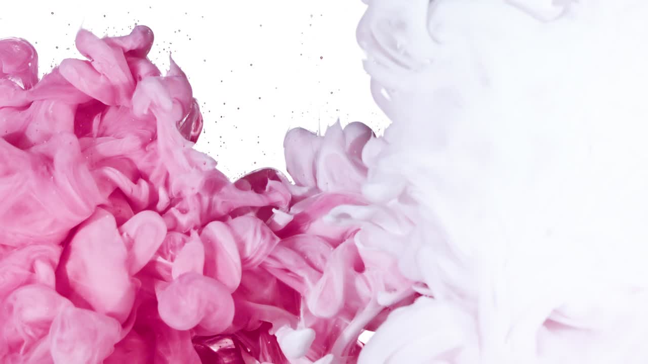 tinta blanca y rosa en el agua