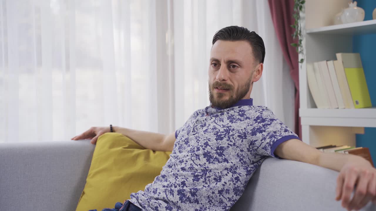 Uomo felice e spensierato che riposa a casa, si rilassa e si sente sereno.