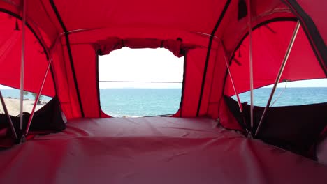 Carpa-Roja-En-La-Azotea-Montada-En-Un-Jeep-4x4-En-La-Playa