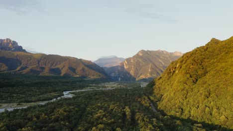 paisaje de valle de montaña con río y bosque