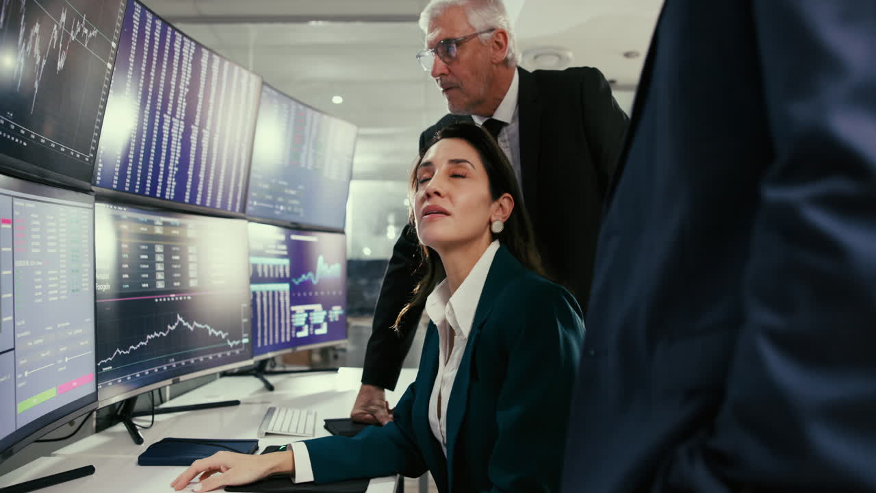 Professionisti che analizzano dati su più schermi di computer