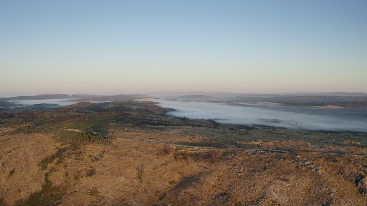 niebla de la mañana en la carretera de montaña
