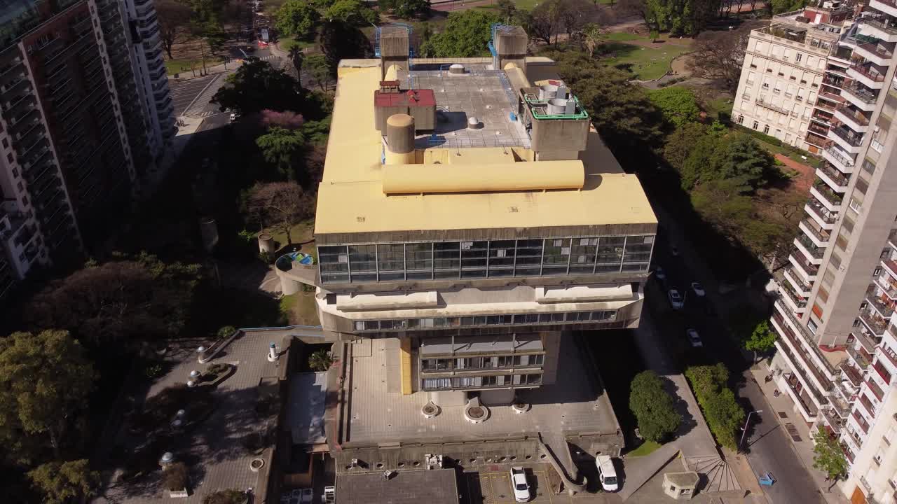 toma aérea de la famosa biblioteca nacional en la ciudad de buenos aires durante el día - arquitectura mariano moreno rodeada por un complejo de apartamentos de gran altura