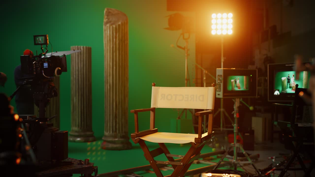 공허한 감독 의자에 초점을 맞추는 영화 스튜디오 세트: 고급 장비를 갖춘 전문 제작진이 고예산 영화를 촬영합니다.