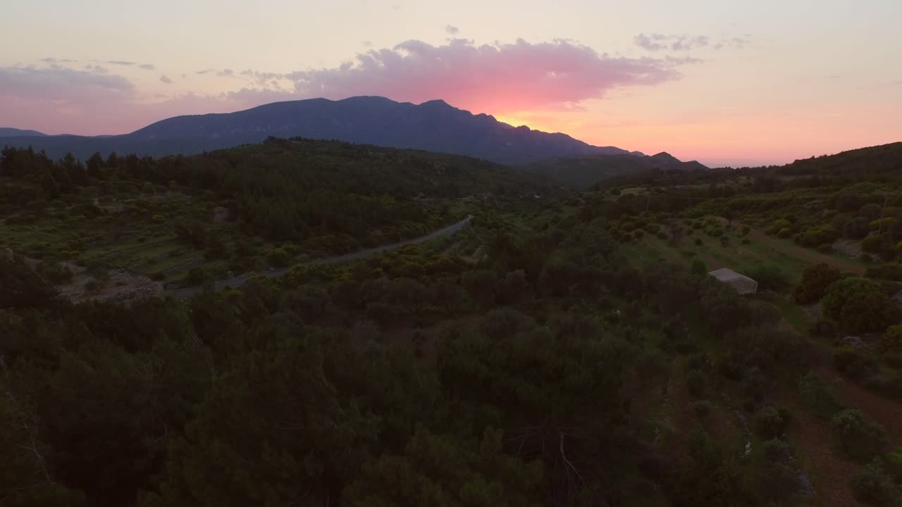 antena: puesta de sol en las montañas de la isla griega samos