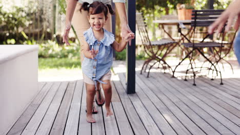 Feliz,-Niña-O-Niño-Aprendiendo-A-Caminar