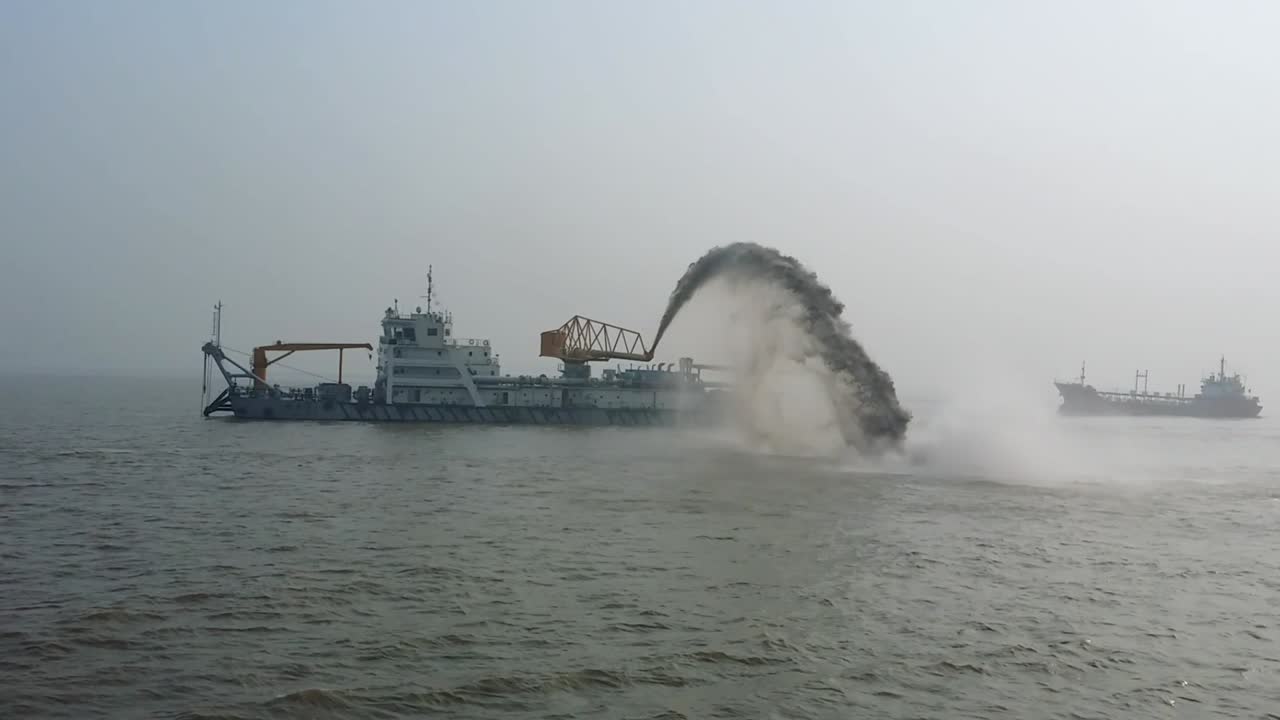 buque de dragado en acción para mantener las vías fluviales navegables, excavar y recoger sedimentos en el fondo y deshacerse en otro lugar, río de shanghái, china, clip de rollo b