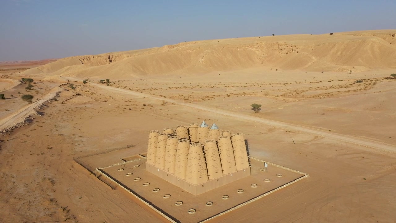Ripresa aerea delle torri dei piccioni ad Al-Dilam, situata a sud della capitale dell'Arabia Saudita.