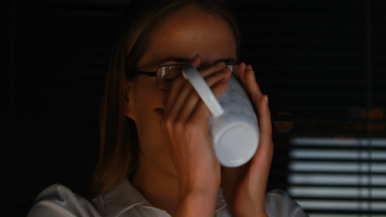 커피를 마시는 사업가