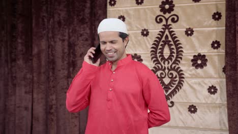 Glücklicher-Muslimischer-Mann,-Der-Auf-Dem-Handy-Spricht