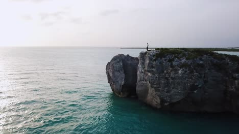 Dron-Aéreo-De-Aguas-Cristalinas-Del-Océano-Tropical-Turcos-Y-Caicos