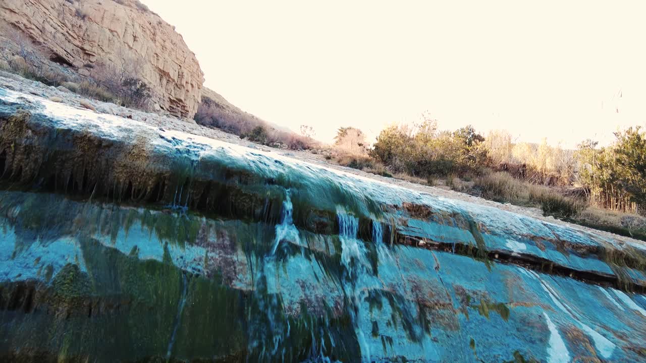 사하라 사막 한가운데에 있는 강 알제리 비스크라