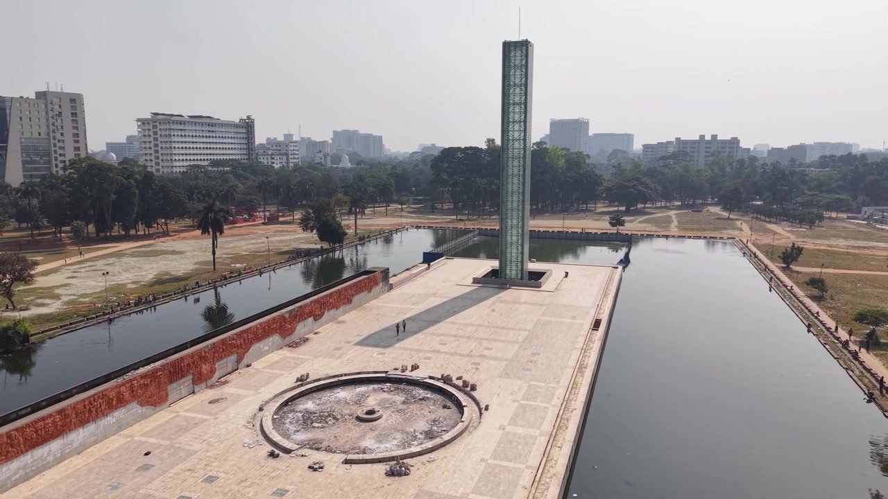 Vista drone della piazza circolare e del Monumento all'Indipendenza in vetro nel parco di Dhaka