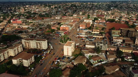 Vista-Aérea-Con-Vistas-Al-Tráfico-En-Una-Rotonda-En-Los-Suburbios-De-Yaundé,-El-Soleado-Camerún.