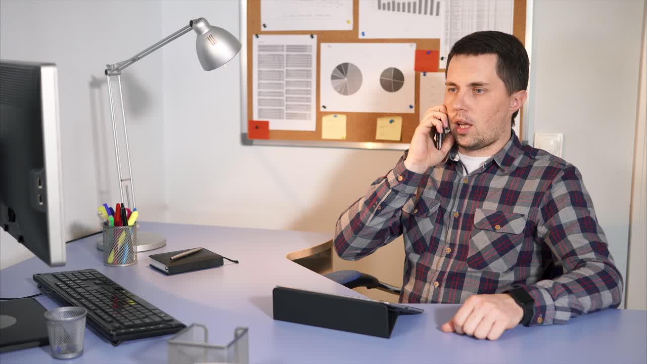 Hombre hablando por teléfono en la oficina