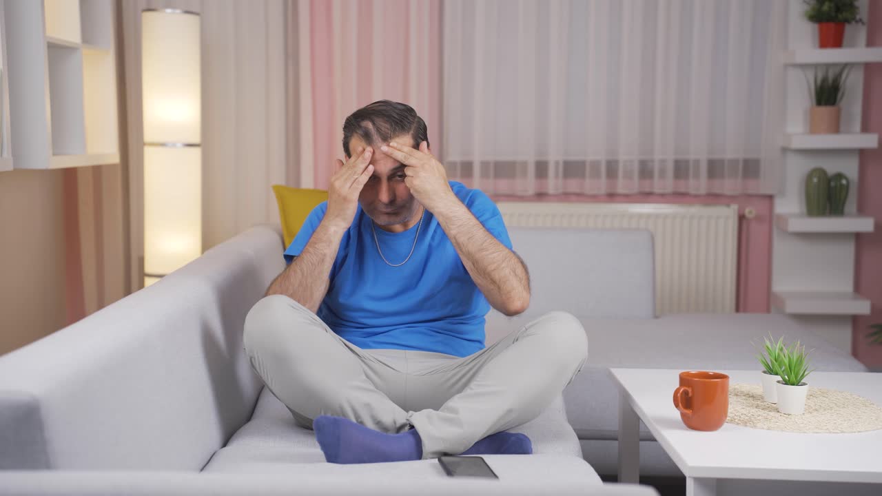 자신을 못생긴 사람이라고 생각하는 사람.